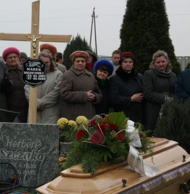Rodzina, znajomi, przyjaciele ze szkoły pożegnali Marka w czwartek na cmentarzu w Wojsławiu.