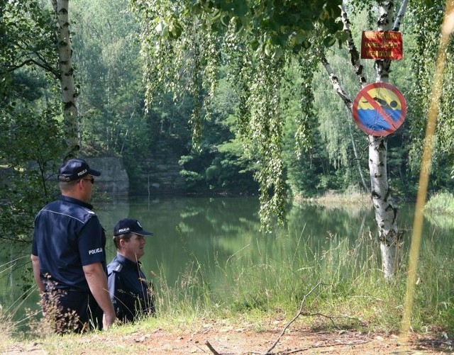 W czasie wakacji policjanci patrolują okolice zbiorników wodnych. Tu nad wyrobiskiem kamieniołomu.