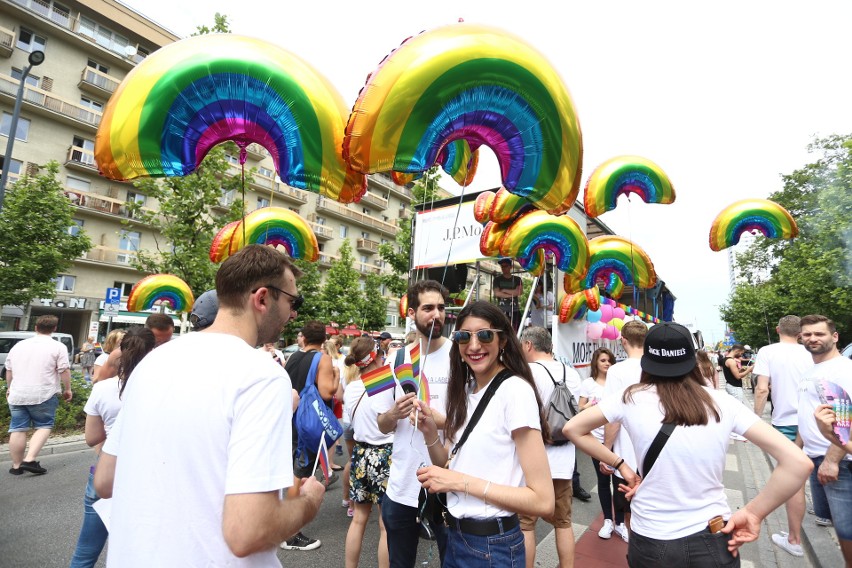 Parada Równości 2019 Warszawa [ZDJĘCIA] Kolorowy marsz przeszedł 8.06 ulicami stolicy. Wziął w nim udział Rafał Trzaskowski [WIDEO]