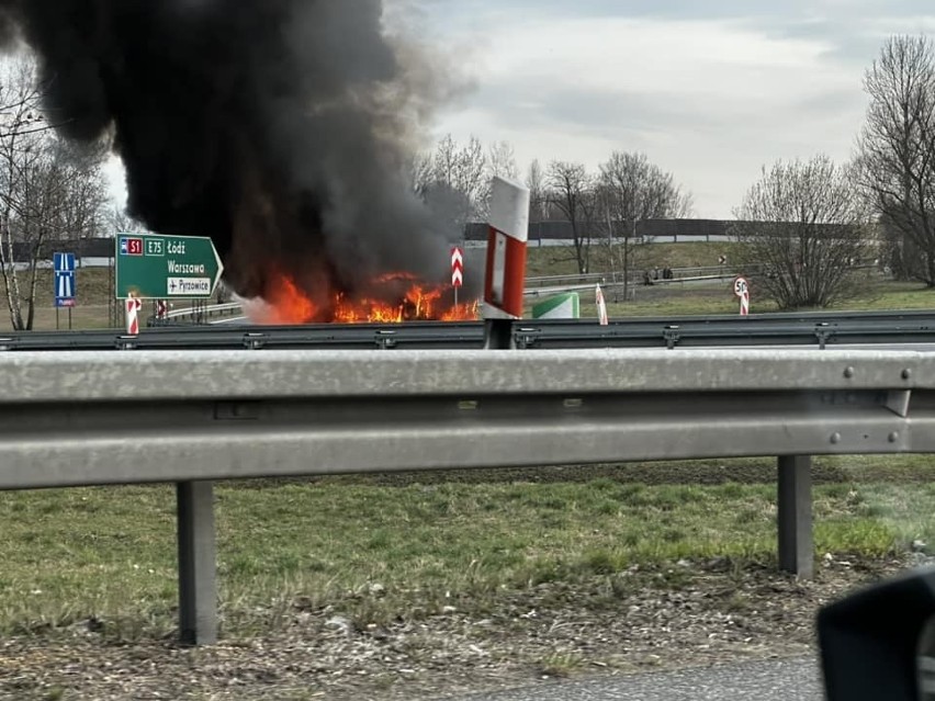 Pożar autobusu miejskiego na autostradzie A4. W środku byli pasażerowie!