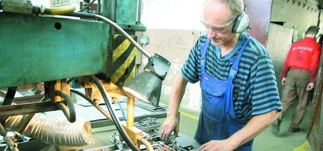 Edward Orlikowski pracuje w Spółdzielni Inwalidów w Chojnicach. Produkują tutaj m.in. części do rowerów takie jak: bagażniki, pompki, błotniki i kaski.