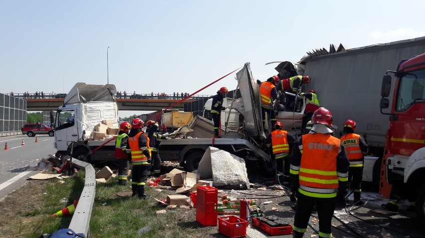 Wypadek na autostradzie A4. Zderzyło się kilka ciężarówek, są ofiary. Autostrada A4 była zamknięta w kierunku Rzeszowa