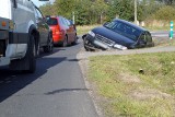 Wypadek na trasie Słupsk - Ustka. Auto w rowie