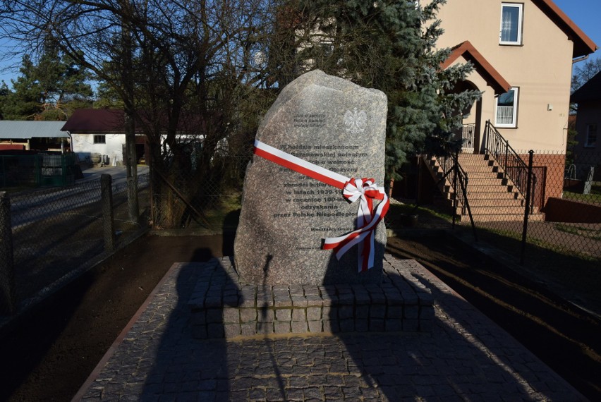 Baranowo Uroczyste odsłonięcie pomnika. Obelisk w hołdzie mieszkańcom Ziemi Baranowskiej poległym o wolność Ojczyzny w latach 1939-1945 r.