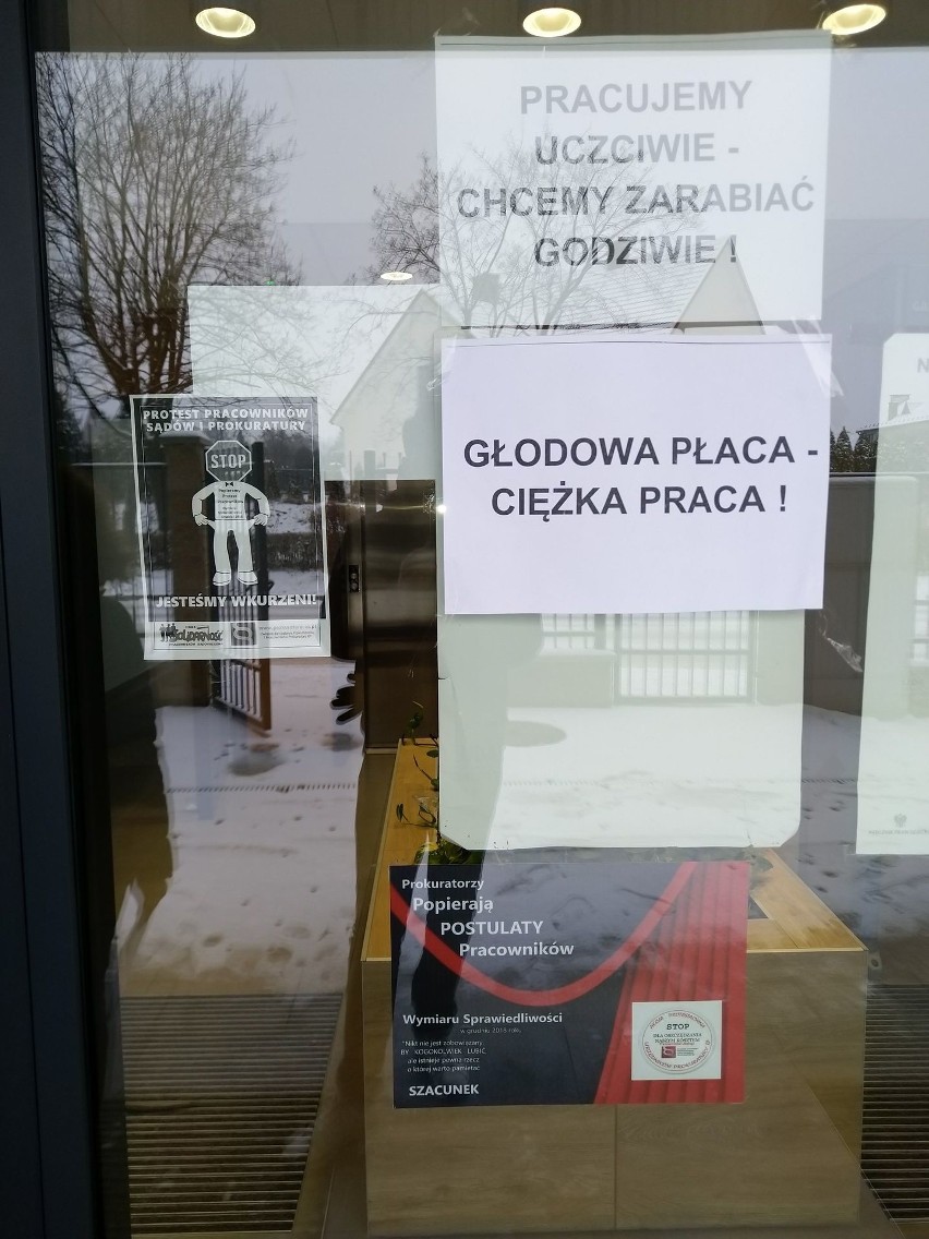 Protest pracowników Prokuratury Rejonowej w Jędrzejowie 