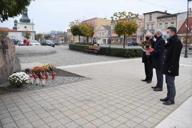 W Kcyni w imieniu mieszkańców kwiaty w miejscach pamięci narodowej złożyli przedstawiciele władz: burmistrz  Marek Szaruga, przewodniczący Rady Miejskiej Kcyni Jan Kurant oraz  Rafał Heftowicz,