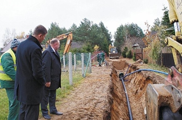 Pieniądze na Rospudę były sztandarowym projektem PO w naszym regionie. Na zdjęciu - budowę w Nowince wizytuje w 2010 r. wojewoda Maciej Żywno (z lewej). Obok ówczesny wójt Marek Motybel. 