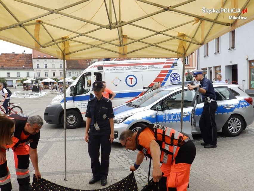 Jak zachować się zachować się w miejscu wypadku? Policja dała pokaz