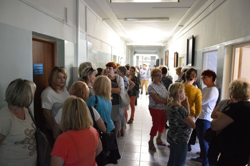 Protest pracowników w szpitalu w Ostrowcu. Domagają się podwyżek 