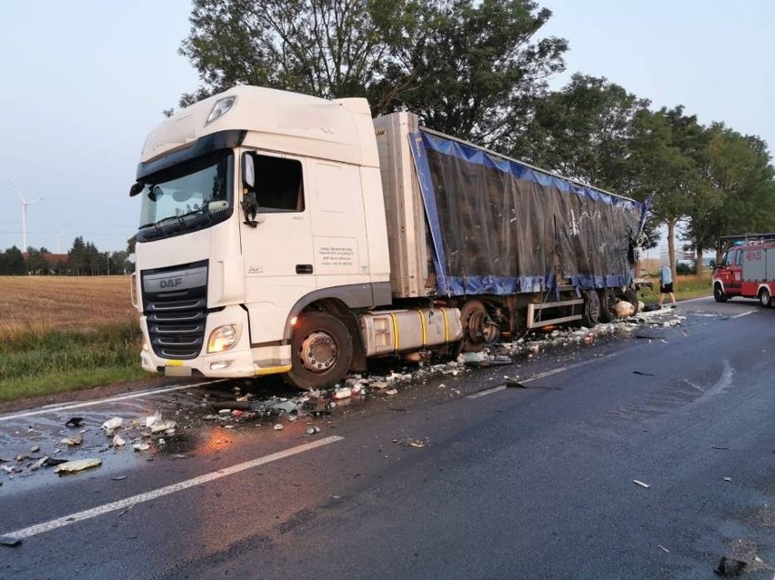Wypadek w Gnojewie w gm. Miłoradz! 21.07.2021 r. Jedna osoba ranna w zderzeniu dwóch ciężarówek na dk 22. Jedną z nich przewożono indyki