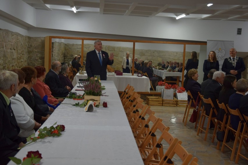Złote Gody w gminie Szydłów. 50-lecie małżeństwa świętowało 25 par