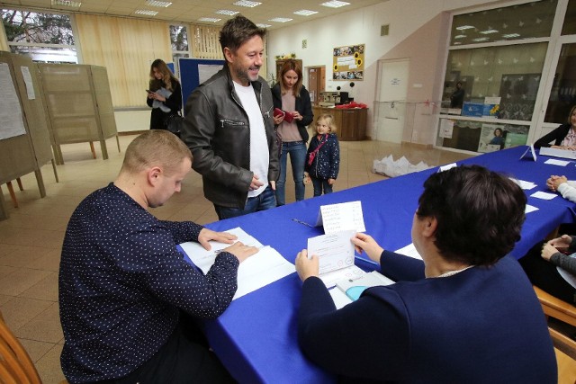 Druga tura wyborów samorządowych znów przyciągnęła do urn mnóstwo ludzi. W lokalach wyborczych można było spotkać wiele znanych twarzy.Na zdjęciu wokalista Andrzej Piaseczny.