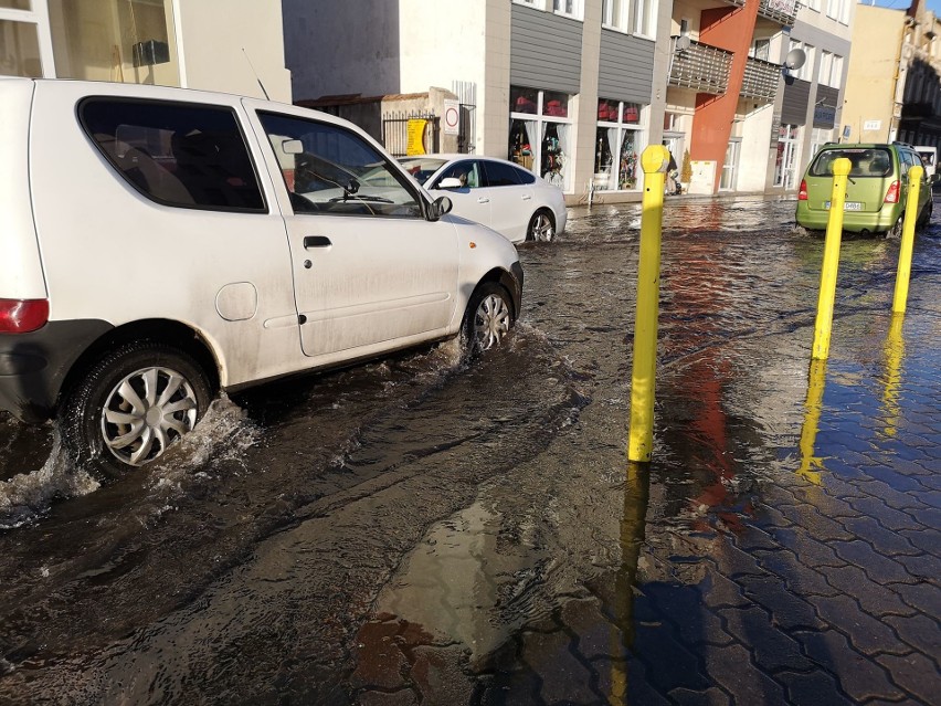 Sztorm spowodował, że ulice przy kanale portowym w Świnoujściu są zalane. Morze zabrało plażę [ZDJĘCIA]