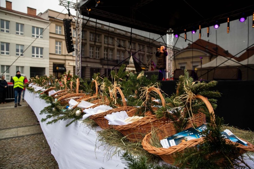 Ekumeniczna Wigilia Miejska 2019. Rynek Kościuszki pełen życzeń i zapachów świątecznych potraw (zdjęcia)