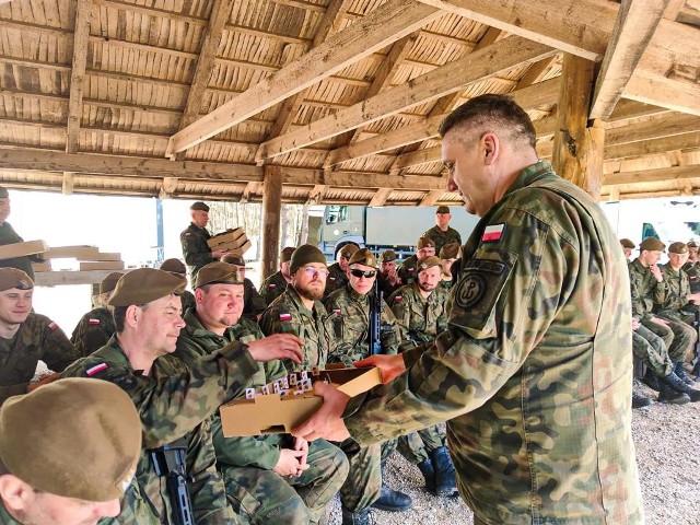 Żołnierze Wojsk Obrony Terytorialnej spędzają święta wielkanocne daleko od swoich domów, na granicy z Białorusią.