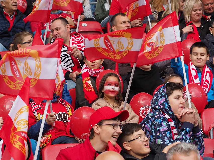 Kibice Widzewa na meczu z Rakowem. W Sercu Łodzi ponad 17 tys. fanów ZDJĘCIA