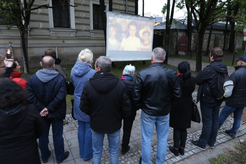 Film "Tylko nie mów nikomu" o pedofilii w Kościele wyświetlono na ścianie Kurii w Kielcach [ZAPIS TRANSMISJI]