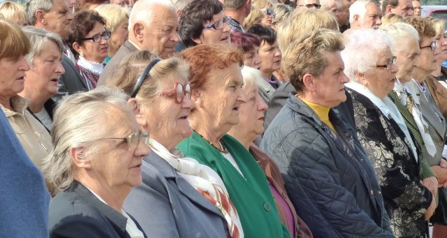 Mieszkańcy gminy Nowy Korczyn zgromadzili się w niedzielę przed pomnikiem w Czarkowach, by uczcić 102. rocznicę chrztu bojowego Legionów Polskich.
