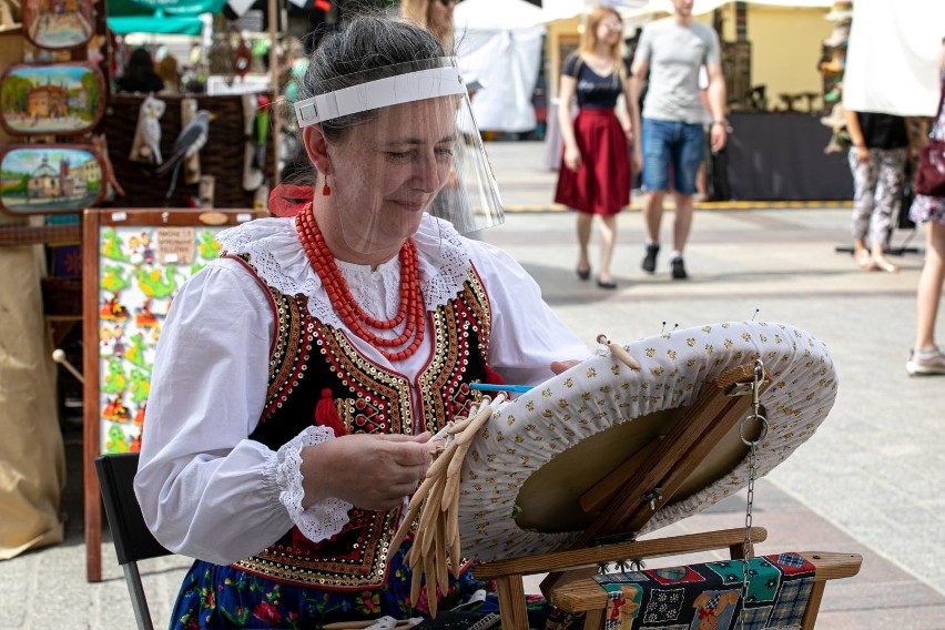 Kraków. Międzynarodowe Targi Sztuki Ludowej na Rynku Głównym. Co można kupić?