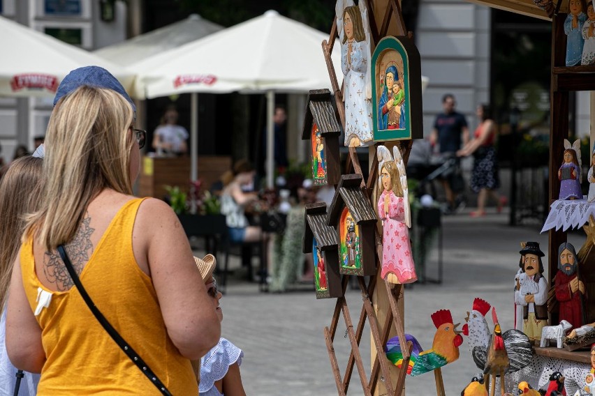 Kraków. Międzynarodowe Targi Sztuki Ludowej na Rynku Głównym. Co można kupić?