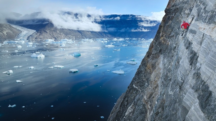 „Alex Honnold: misja na Grenlandii”. Co ma wspólnego wspinaczka z badaniem lodowców? Odpowiedź w nowym programie National Geographic!
