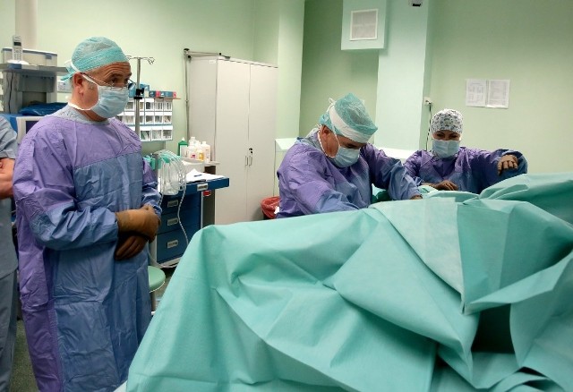 Szczecińskich fachowców instruował specjalista chirurg, ekspert w tego typu operacjach z Krakowa - dr hab. med. Piotr Wałęga