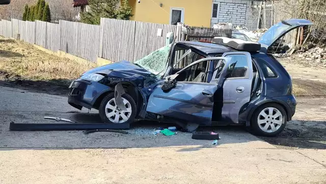 Wypadek ciągnika w miejscowości Długobórz. Rolnik po spożyciu alkoholu zderzył się z oplem. Kobieta trafiła do szpitala