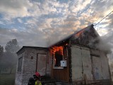 Pożar domu w Gromadzicach. Ofiarę ze środka wyniósł emerytowany strażak (ZDJĘCIA)
