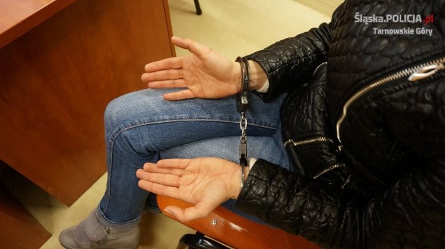 Zaatakowały 13-latkę w Tarnowskich Górach i zabrały jej telefon. Dwie nastolatki odpowiedzą za rozbój