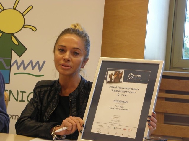 Lucyna Perlicka, prezeska ZZO prezentuje dyplom w rankingu "Skrzydła Biznesu"