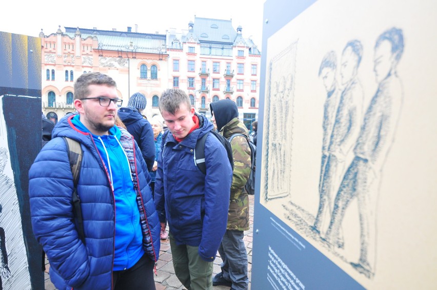 Kraków. Na placu Szczepańskim można już oglądać plenerową wystawę „Pokolenie Baczyńskiego” [ZDJĘCIA]