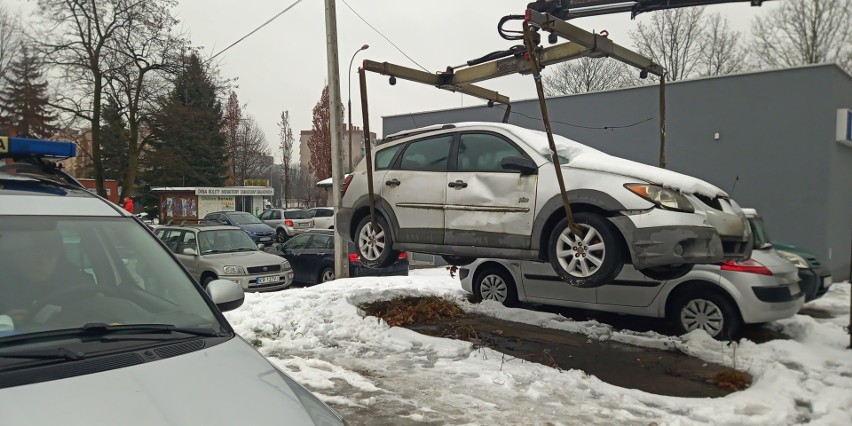 Kraków. Straż Miejska wpadła w szał holowania wraków samochodów, kolejne znikają z ulic miasta
