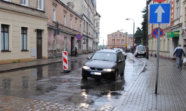 Ulicą Marcinkowskiego można przejechać tylko w kierunku ulicy Rybackiej. Nie na odwrót