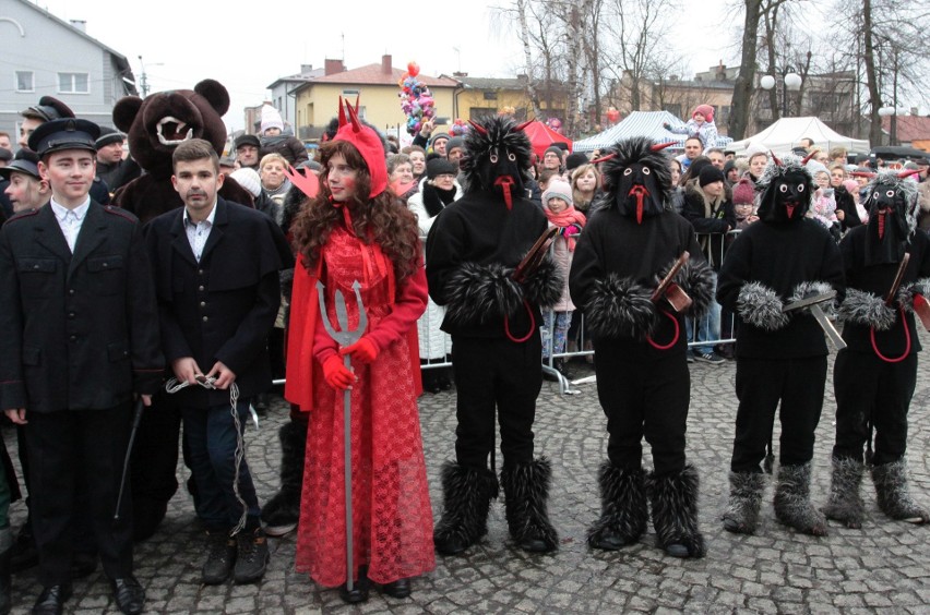 Gmina Jedlińsk. Ścięcie Śmierci 2018. Jedlińskie Kusaki - zwyczaj, który przetrwał kilkaset lat. Korowód przebierańców przeszedł ulicami 