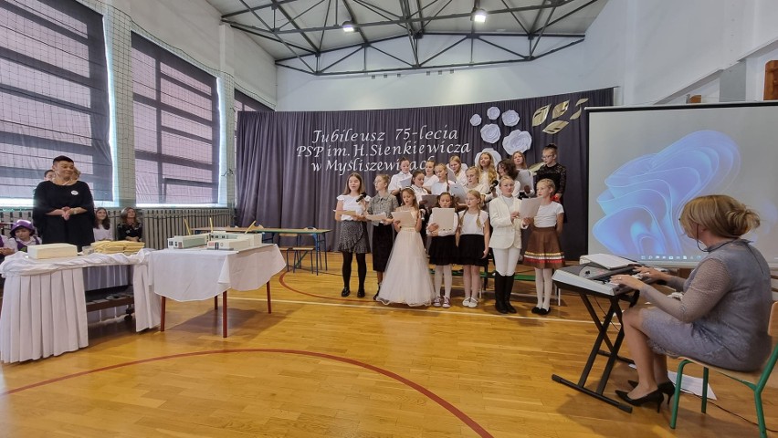 75 lat szkoły w Myśliszewicach. Był pyszny tort w kształcie...szkoły. Zobaczcie zdjęcia