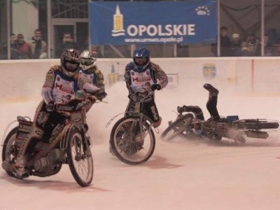 W Opolu żużlowcy udowadniają, że i na lodzie można jeździć w bardzo efektowny sposób.