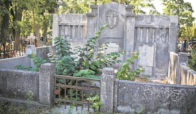 Rodzina Zbirohowskich-Kościów, której grobowiec jest też na Cmentarzu Farnym chlubnie wpisała się w historię Białegostoku. Witold Zbirohowski-Kościa zakładał polskie szkoły przed I wojną światową.