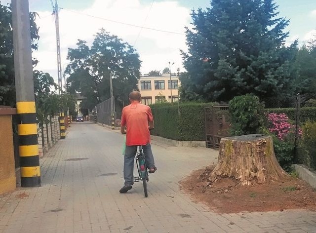 To bardzo wąska uliczka. Poruszanie się utrudnia pniak. Ruch blokują też auta rodziców uczniów. A wieczorami szaleją tu piraci drogowi.