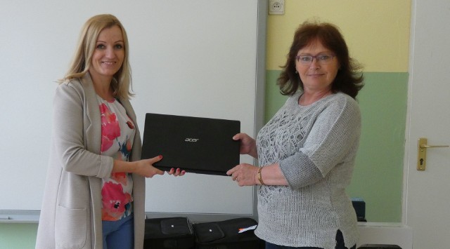 Aneta Bławat (z lewej) przekazuje laptopy dla szkoły w Kobylanach na ręce dyrektor Danuty Tomaszewskiej.