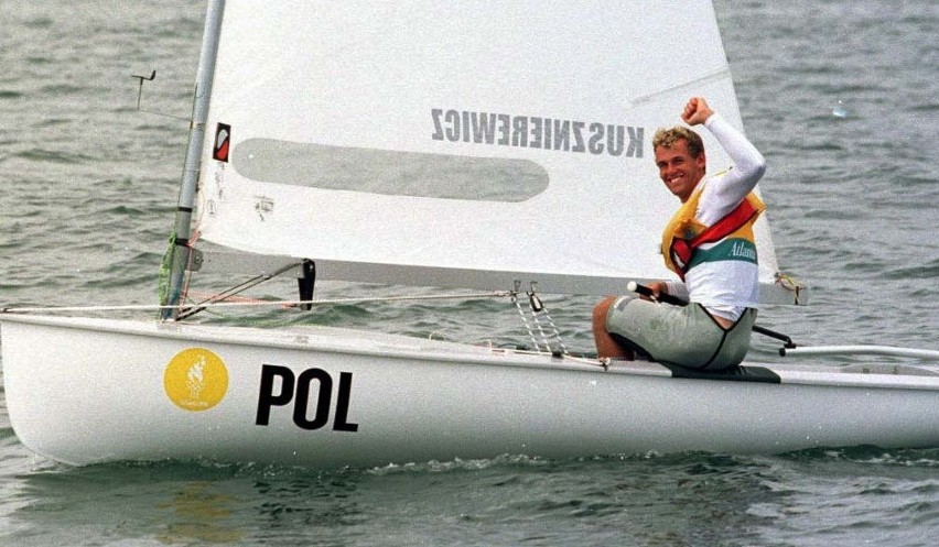 Mateusz Kusznierewicz w zwycięskim wyścigu żeglarskim w klasie Finn na IO w Atlancie w 1996 r.