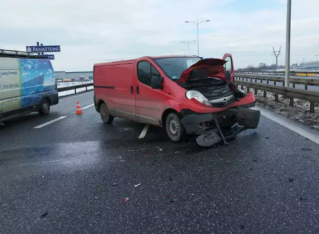 Po kolizji na S8 ruch odbywa się tylko prawym pasem.