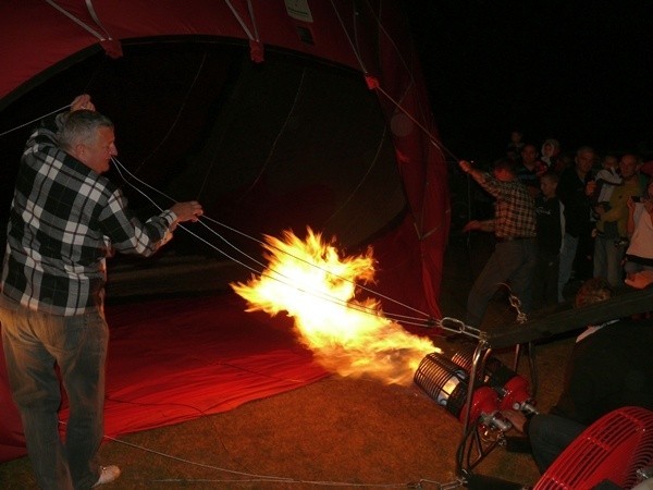 Nocna gala balonów.