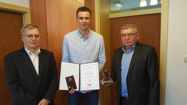 Mariusz Wlazły odebrał teraz nagrodę „Żar Serca”
