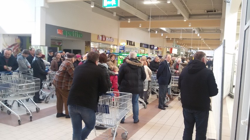 Otwarcie Auchan w Rybniku. Tłumy klientów czekały na ten...