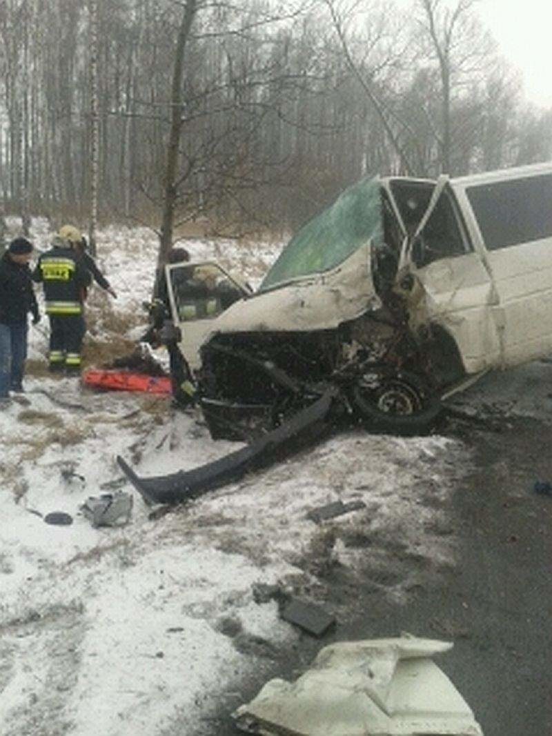 Przy węźle autostradowym w Prądach zderzył się bus z...