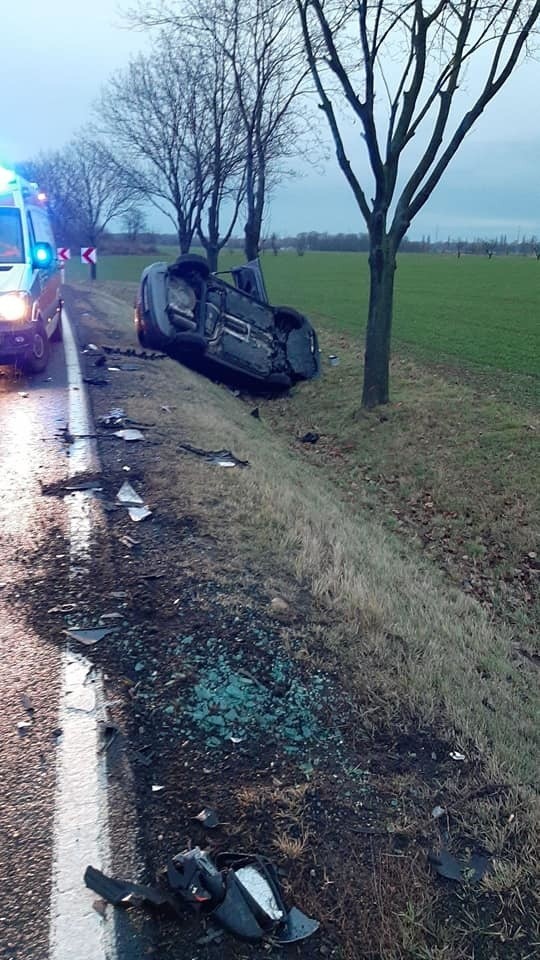 Wypadek w Mirosławicach na DK35. Jedna osoba nie żyje, sześć jest rannych