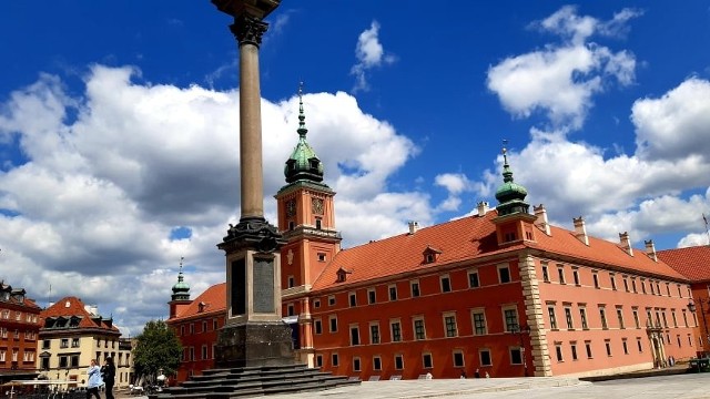 Wystarczy, że w programie wycieczki znajdą się miejsca takie jak Zamek Królewski w Warszawie, Muzeum Żydów Polskich POLIN, Muzeum Powstania Warszawskiego, a będzie można uzyskać dofinansowanie, ponieważ miejsca te wpisują się tematykę Kultura i dziedzictwo narodowe.