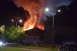 Ogromny pożar w Częstochowie. Paliła się firma budowlana Dombud. Ogień gasiło 16 jednostek straży pożarnej