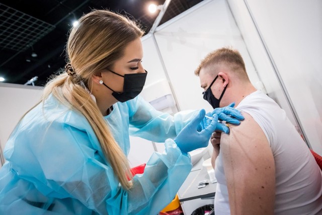 Ruszyły bezpłatne szczepienia przeciw grypie dla wszystkich osób pełnoletnich. W Bydgoszczy znajduje się trzydzieści punktów szczepień.