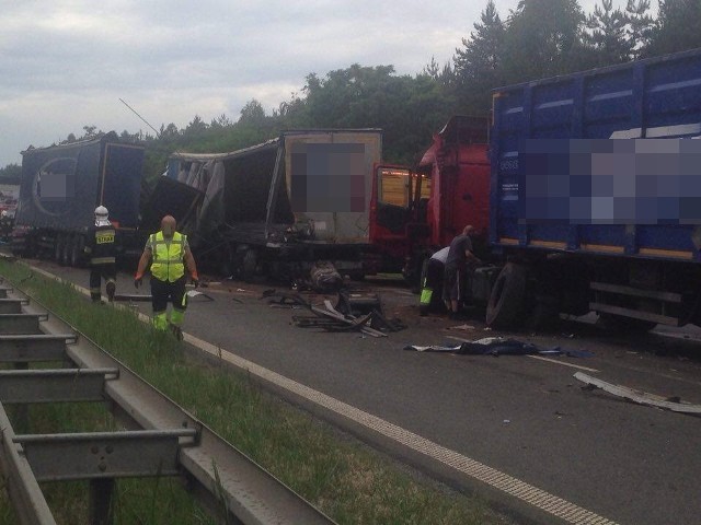 W poniedziałek o 23.25 odblokowana została autostrada A4 w kierunku na Wrocław. Około 13.30 na 229. kilometrze trasy zderzyło się sześć samochodów ciężarowych. - W wypadku została poszkodowana jedna osoba - informuje kapitan Krzysztof Sobkowicz, dyżurny Komendy Wojewódzkiej Państwowej Straży Pożarnej w Opolu.Pas drogi w kierunku Wrocławia pomiędzy węzłami Opole Południe (skrzyżowanie z krajową 45) i Opole Zachód (skrzyżowanie z krajową 46) był zablokowany przez 10 godzin.Na trasie objazdu (przez Opole) tworzył się korek.